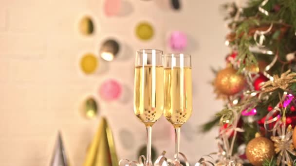 Два Бокала Шампанского Праздничный Декор Украшение Елки Желтыми Красными Луковицами — стоковое видео
