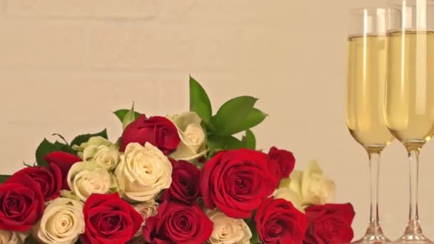Copos Champanhe Buquê Rosas Vermelhas Brancas Sobre Fundo Branco — Vídeo de Stock