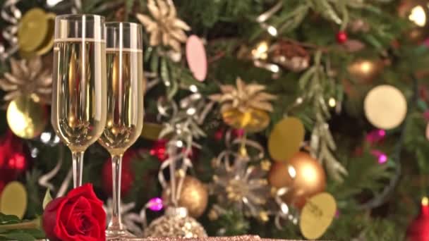 Twee Glazen Champagne Feestelijk Decor Kerstboomversiering Met Gele Rode Bollen — Stockvideo