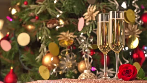 Twee Glazen Champagne Feestelijk Decor Kerstboomversiering Met Gele Rode Bollen — Stockvideo