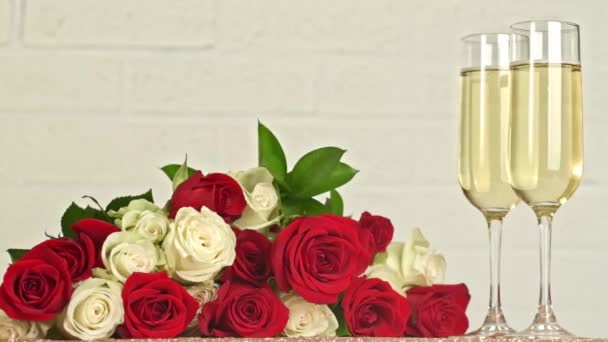 Champagne Glasögon Och Bukett Röda Vita Rosor Vit Bakgrund — Stockvideo