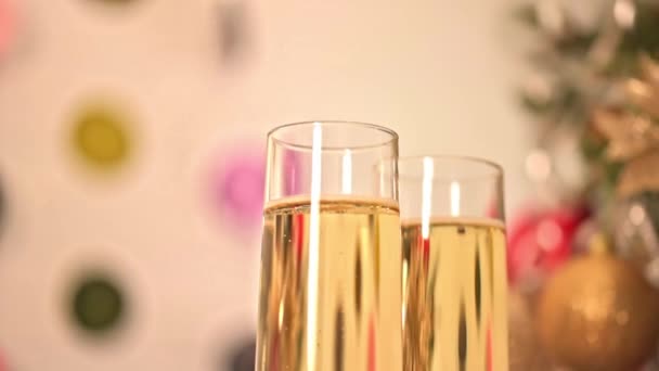 Deux Verres Champagne Décor Festif Décoration Arbre Noël Avec Ampoules — Video