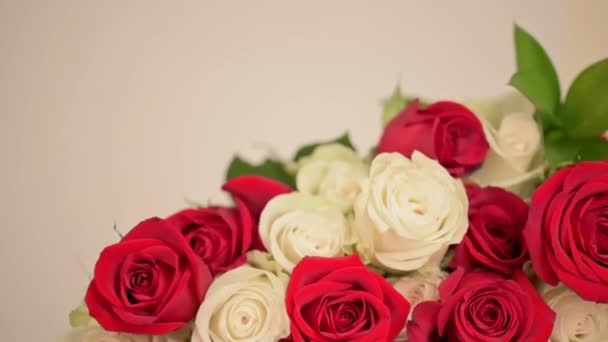 Ποτήρια Σαμπάνιας Και Μπουκέτο Από Κόκκινα Λευκά Τριαντάφυλλα Λευκό Φόντο — Αρχείο Βίντεο