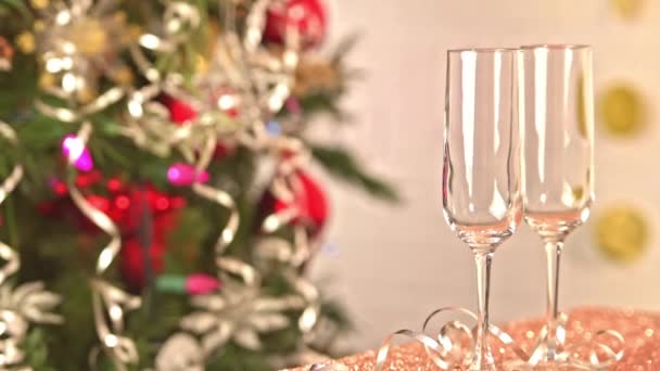Dois Copos Champanhe Decoração Festiva Decoração Árvore Natal Com Bulbos — Vídeo de Stock