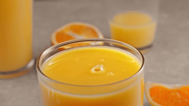 橙汁倒入杯子 慢动作 — 图库视频影像