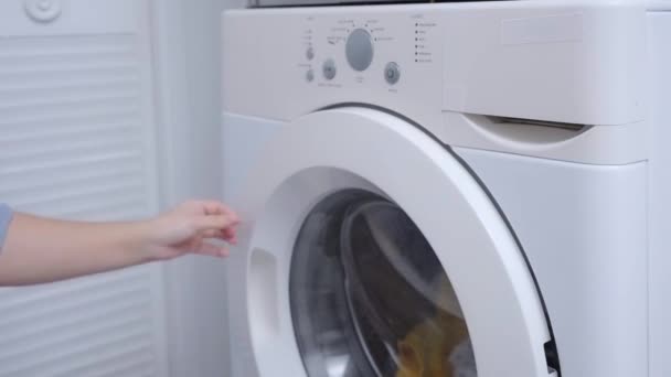 指の設定を調整し 洗濯機のスタートボタンを押す — ストック動画