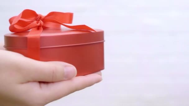Concepto Celebración Mujer Sosteniendo Dando Caja Regalo Para San Valentín — Vídeo de stock