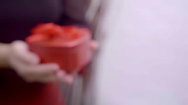 Концепция Празднования Завернутая Подарочная Коробка Красной Ленточкой Женские Руки Женщина — стоковое видео