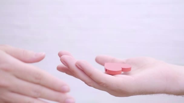 Kırmızı Kalbi Beyaz Pastel Arka Planda Tutan Kadın Erkek Ellerinin — Stok video