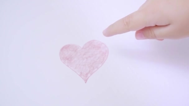 Закройте Руку Ребенка Показывая Руку Нарисованную Красным Сердцем Матери Белом — стоковое видео