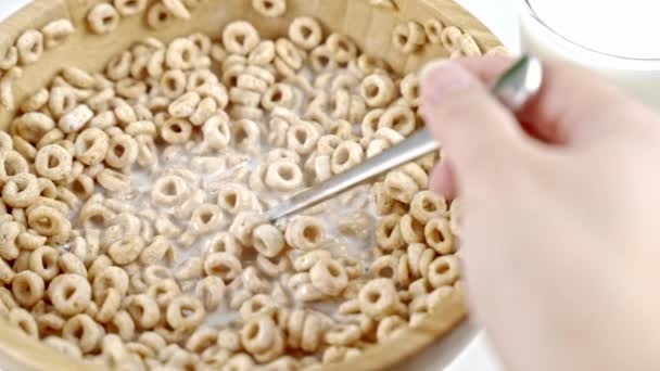 Cuchara Mezclando Cereal Integral Con Leche Para Desayuno Comer Cereales — Vídeo de stock