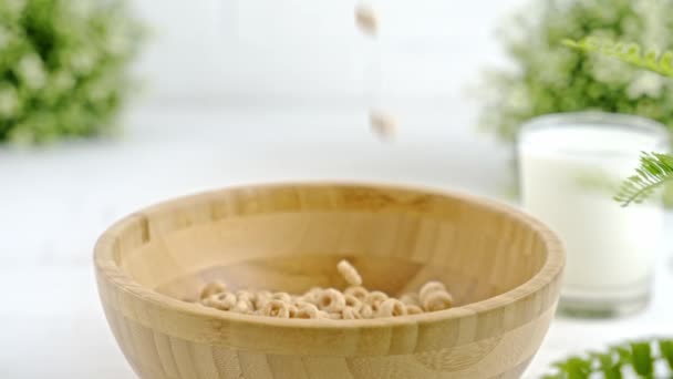Slow Motion Cereals Falling Wooden Bowl White Bright Kitchen Close — Vídeo de Stock