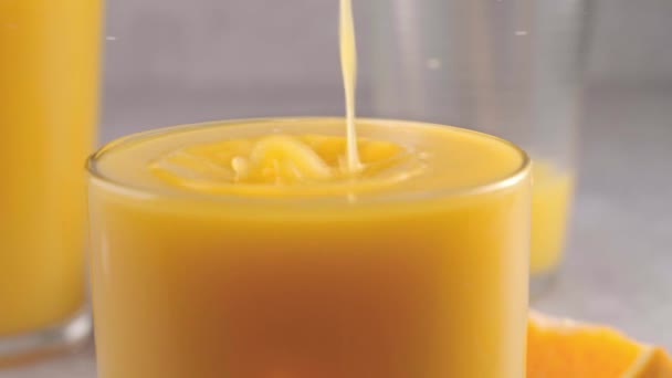 グラスに注ぐオレンジジュース スローモーション 閉じます — ストック動画