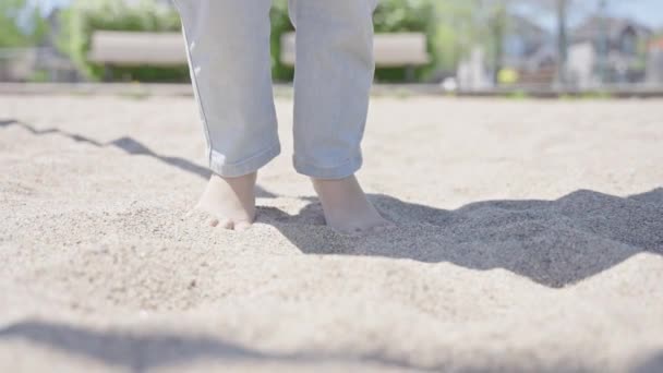 Nahaufnahme Kinderfüße Die Auf Trockenem Sand Gehen Zeitlupe Kleinkind Beim — Stockvideo