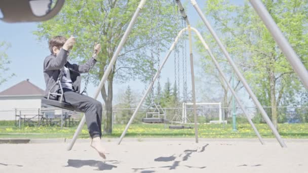 Uczeń Huśtawce Parku Cute Kid Zabawy Huśtawki Placu Zabaw Wiosną — Wideo stockowe