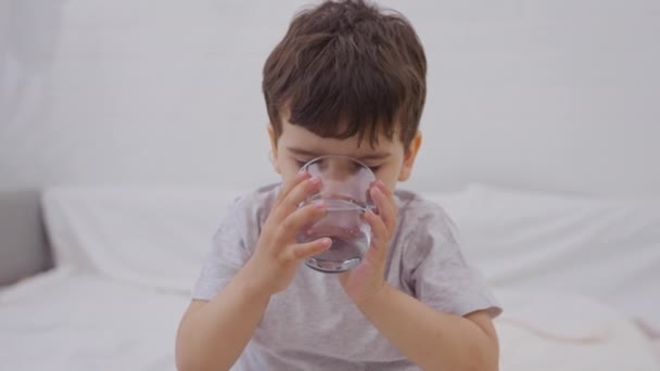 Κοντινό Πλάνο Χαριτωμένο Παιδί Αγόρι Κρατώντας Και Πίνοντας Ένα Ποτήρι — Αρχείο Βίντεο
