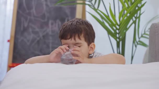 Piccolo Bambino Carino Che Beve Bicchiere Acqua Minerale Pura Pulita — Video Stock