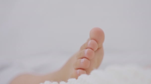 Zblízka Spící Zimnice Nohy Bílém Lůžku Dopoledních Hodinách Dobrý Spánek — Stock video