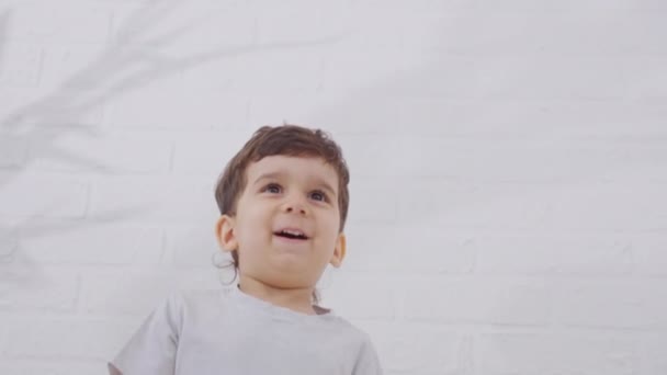 Милый Маленький Мальчик Веселится Прыгая Кровати Утрам Счастливый Смеющийся Ребенок — стоковое видео