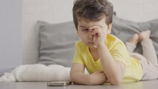 Sevimli Küçük Çocuk Gözlerini Ovar Mobil Ekrana Baktıktan Sonra Yorulur — Stok video