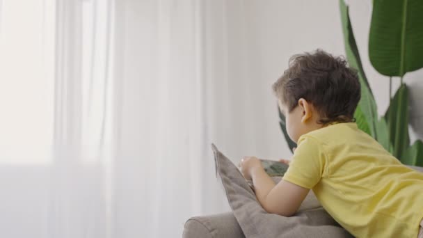 Niño Pequeño Que Relaja Casa Con Teléfono Inteligente Disfrutar Usar — Vídeos de Stock