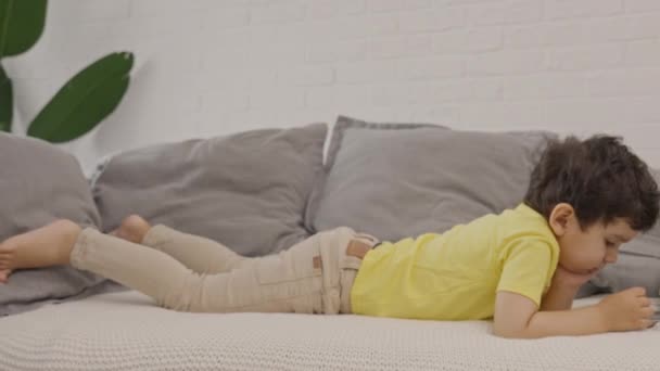 Malé Dítě Relaxovat Pohovce Pomocí Učení Aplikace Chytrém Telefonu Dotykové — Stock video