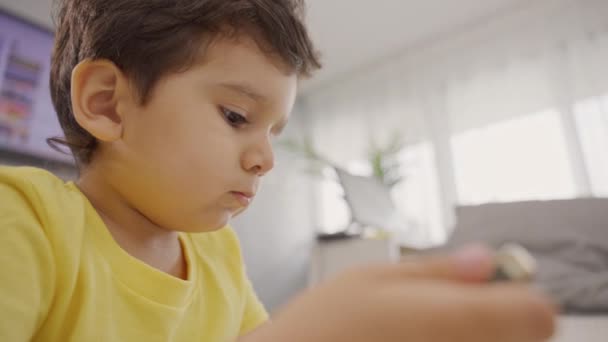 Primer Plano Lindo Niño Jugando Con Teléfono Inteligente Divirtiéndose Viendo — Vídeos de Stock