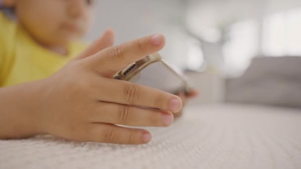 Childs Elleri Cep Telefonunu Tutarken Ekranlara Dokunurken Online Video Oyunları — Stok video