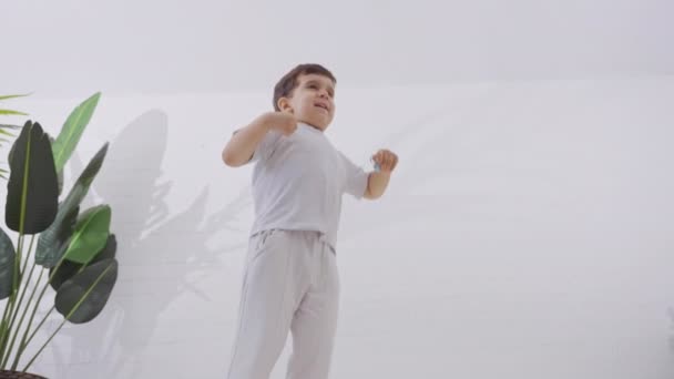 Активный Кавказский Мальчик Прыгает Кровати Счастливый Ребенок Прыгает Белых Постельных — стоковое видео
