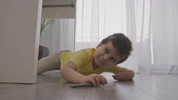 Sorrindo Menino Deitado Chão Aquecido Quente Casa Bonito Brincalhão Criança — Vídeo de Stock