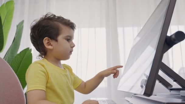 子供のための遠隔オンライン学習レッスン 小さな男の子が家庭で教育のためにコンピュータタブレットのラップトップを使用しています オンラインクラス中にかわいい小さな子供のタッチスクリーン 就学前発達概念 — ストック動画