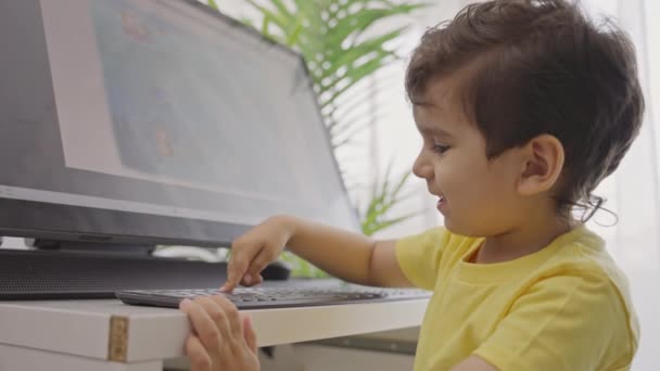 Nauka Online Odległość Dla Dzieci Mały Chłopiec Używający Laptopa Komputerowego — Wideo stockowe