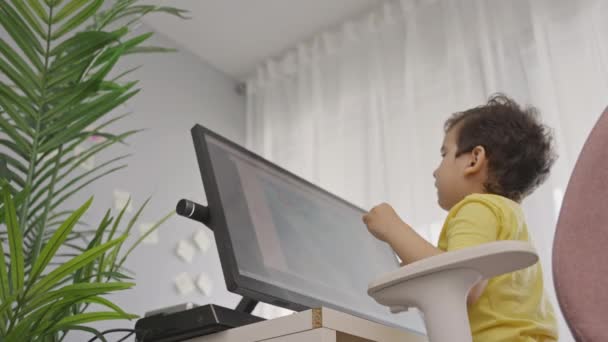 Cute Małe Dziecko Dotykanie Ekranu Podczas Zajęć Online Mały Chłopiec — Wideo stockowe