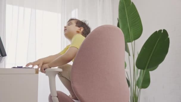 Niño Pequeño Relajarse Cómoda Silla Giratoria Moda Frente Computadora Portátil — Vídeo de stock