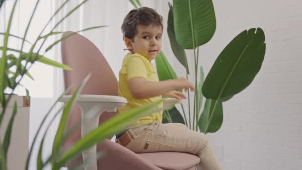 Маленький Хлопчик Розслабляється Зручному Модному Обертовому Стільці Перед Ноутбуком Після — стокове відео