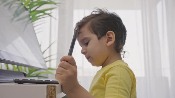 Educación Línea Para Niños Lindo Niño Pequeño Escribiendo Teclado Durante — Vídeo de stock