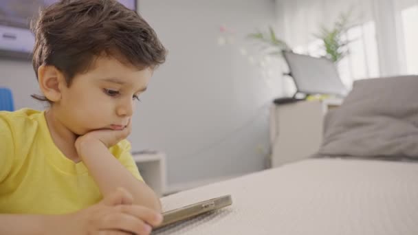 Adorable Niño Pequeño Viendo Aplicaciones Educativas Teléfono Inteligente Disfrutar Usar — Vídeos de Stock