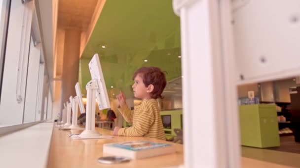 幸せな小さな白人の笑顔の子供はタブレット画面に触れます デジタルタブレット室内でオンラインアプリを見て — ストック動画