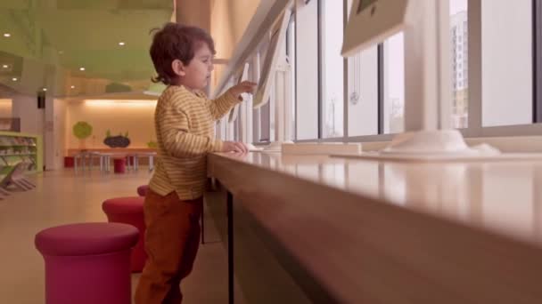 Adorable Niño Preescolar Jugando Aplicación Pantalla Táctil Tableta Interior Concepto — Vídeos de Stock