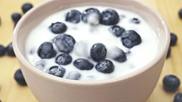 Yoghurt Met Bosbessen Gezond Ontbijt Houten Achtergrond Gezond Dieet Ontbijt — Stockvideo