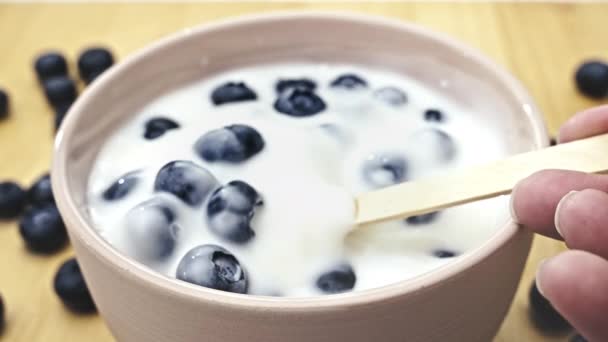 Yoghurt Met Bosbessen Houten Achtergrond Als Ontbijt Het Eten Van — Stockvideo