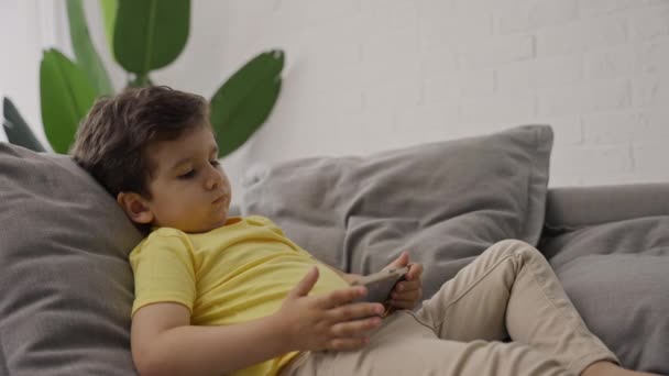 Wesoły Chłopiec Relaks Telefonu Komórkowego Patrząc Ekran Komórkowy Oglądanie Lekcji — Wideo stockowe
