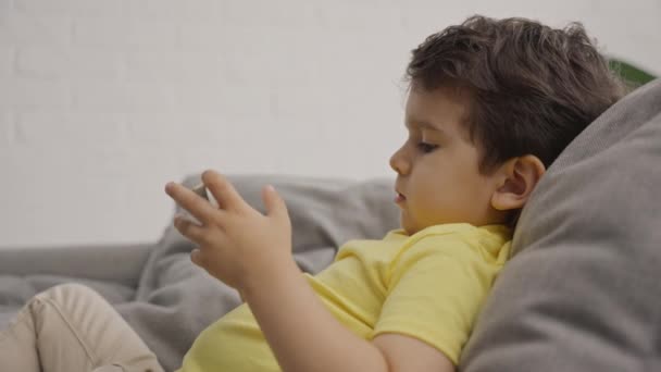 Niño Preescolar Mirando Pantalla Móvil Disfrutar Usar Teléfono Inteligente Gadget — Vídeos de Stock