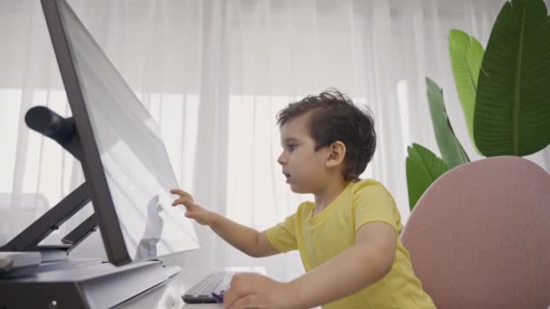 Lekcje Online Dla Dzieci Cute Małe Dziecko Dotykanie Ekranu Podczas — Wideo stockowe