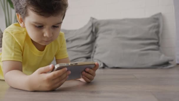 Lindo Niño Pequeño Usando Teléfono Inteligente Mirando Pantalla Móvil Viendo — Vídeos de Stock