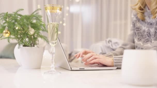 Närbild Kvinna Som Jobbar Online Julen Julbelysning Dekorationer Bakgrunden Kvinnligt — Stockvideo