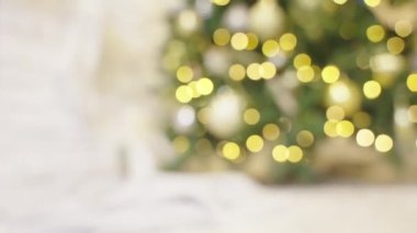 Huzurlu bir Noel sabahı. Modern evin köşesinde Noel ağacı, şömine ve hediyeler var. Tatillerde sıcak bir ev. Ağır çekim. Kimse yok.. 