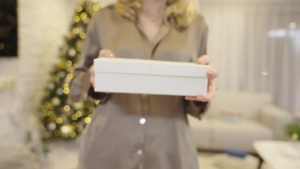 Mujer Abriendo Una Caja Regalo Para Navidad — Vídeo de stock