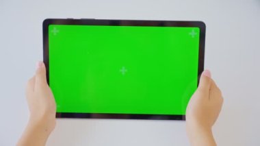 Çocuğu Kapat Dijital Tablet kullanarak Yeşil Sahne Ekranı, Kroma Anahtarı. 4k 