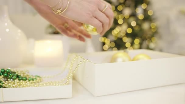 Mulher Começando Decorar Árvore Natal Com Bolas Natal Ouro Mãos — Vídeo de Stock